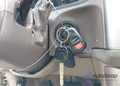 2002 Toyota Sienna Le/Xle z USA, uszkodzony, nr VIN 4T3ZF13CX2U470276